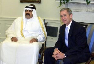 صورة أمير قطر وحمد بن جاسم خلال لقائهما جورج بوش يوضحان موقف قطر من ضرب أفغانستان