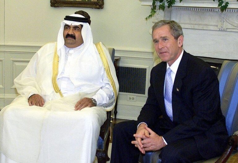 صورة أمير قطر وحمد بن جاسم خلال لقائهما جورج بوش يوضحان موقف قطر من ضرب أفغانستان