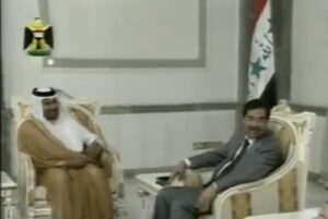 صورة حمد بن جاسم وصدام حسين خلال لقائهما في العاصمة العراقية بغداد