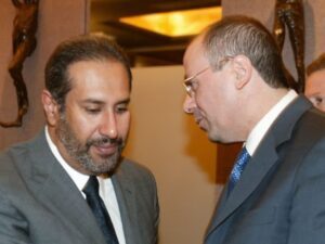 صورة حمد بن جاسم وشالوم خلال لقائهما الأول في باريس