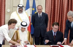 الخطوط القطرية وإيرباص وقعتا عقدا بحضور أمير قطر وشيراك