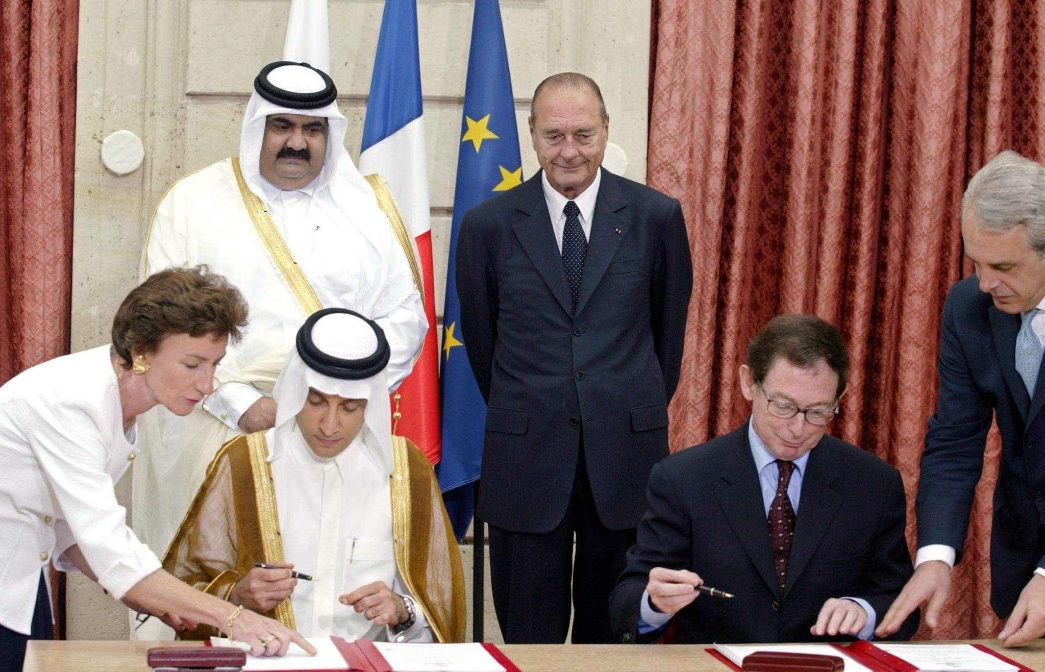 الخطوط القطرية وإيرباص وقعتا عقدا بحضور أمير قطر وشيراك