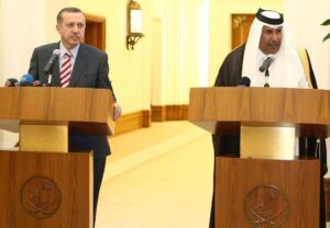 مؤتمر صحفي لرئيس الوزراء القطري ونظيره التركي بالدوحة عن مجلس التعاون القطري التركي