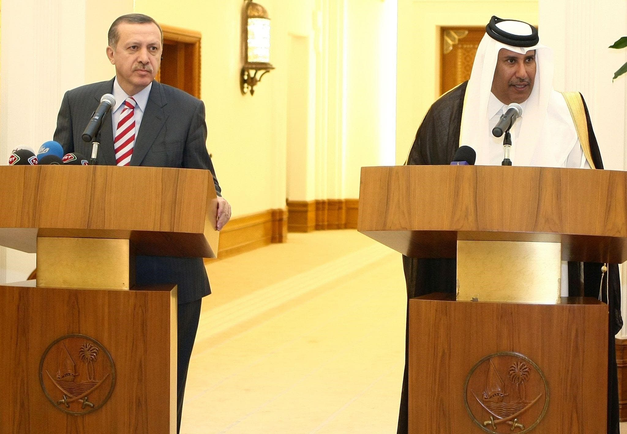 مؤتمر صحفي لرئيس الوزراء القطري ونظيره التركي بالدوحة عن مجلس التعاون القطري التركي