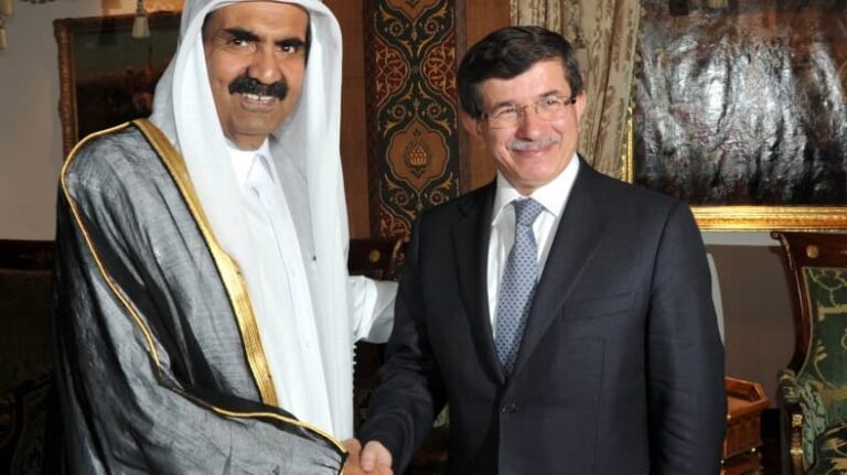 داود أوغلو وأمير قطر خلال مباحثات قطرية تركية في الدوحة