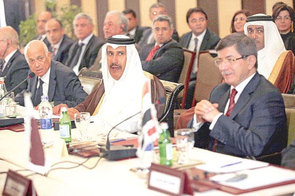 حمد بن جاسم خلال ترأسه اجتماعا فرضت خلاله الجامعة العربية عقوبات على نظام الأسد