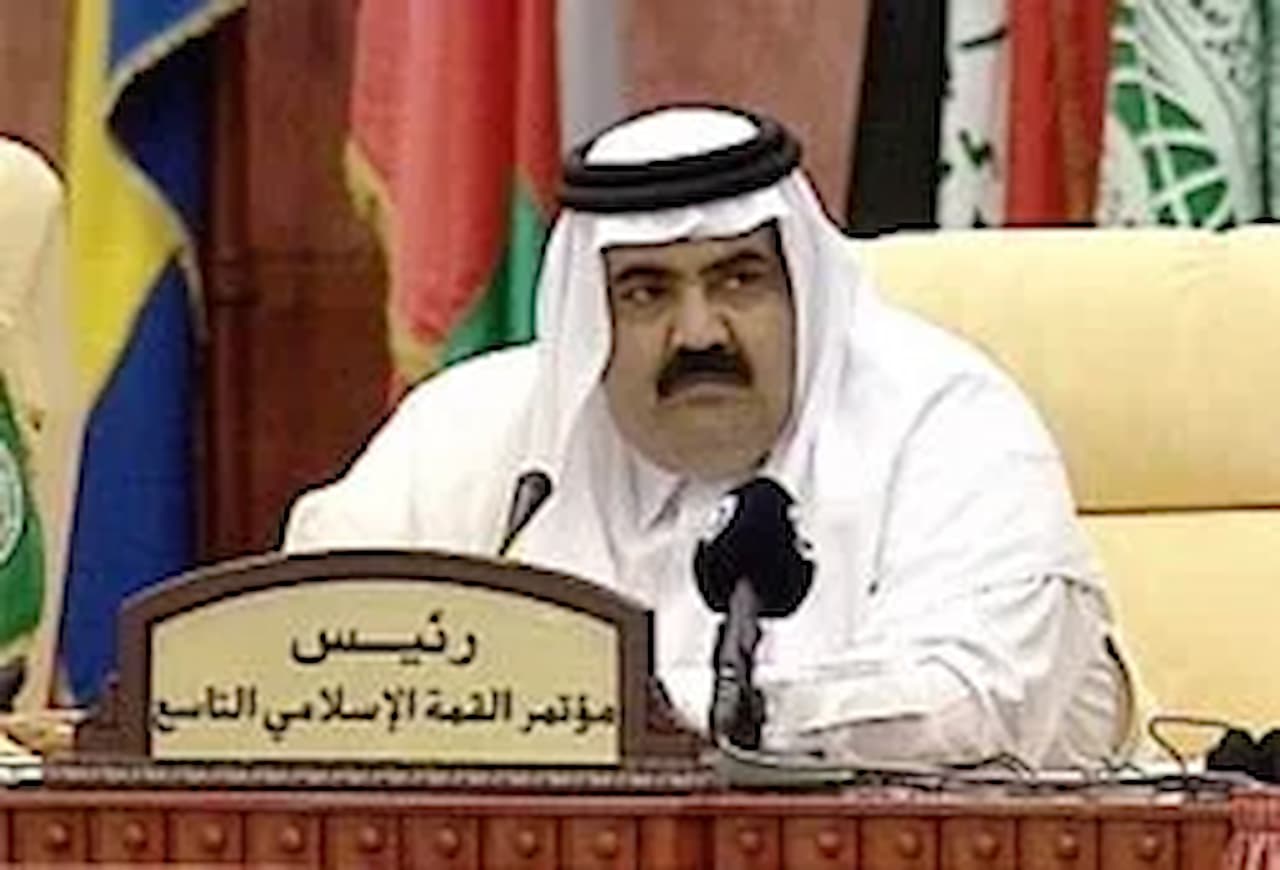 صورة الشيخ حمد بن خليفة آل ثاني خلال ترأسه قمة بحثت مبادرة إسلامية لمنع حرب العراق