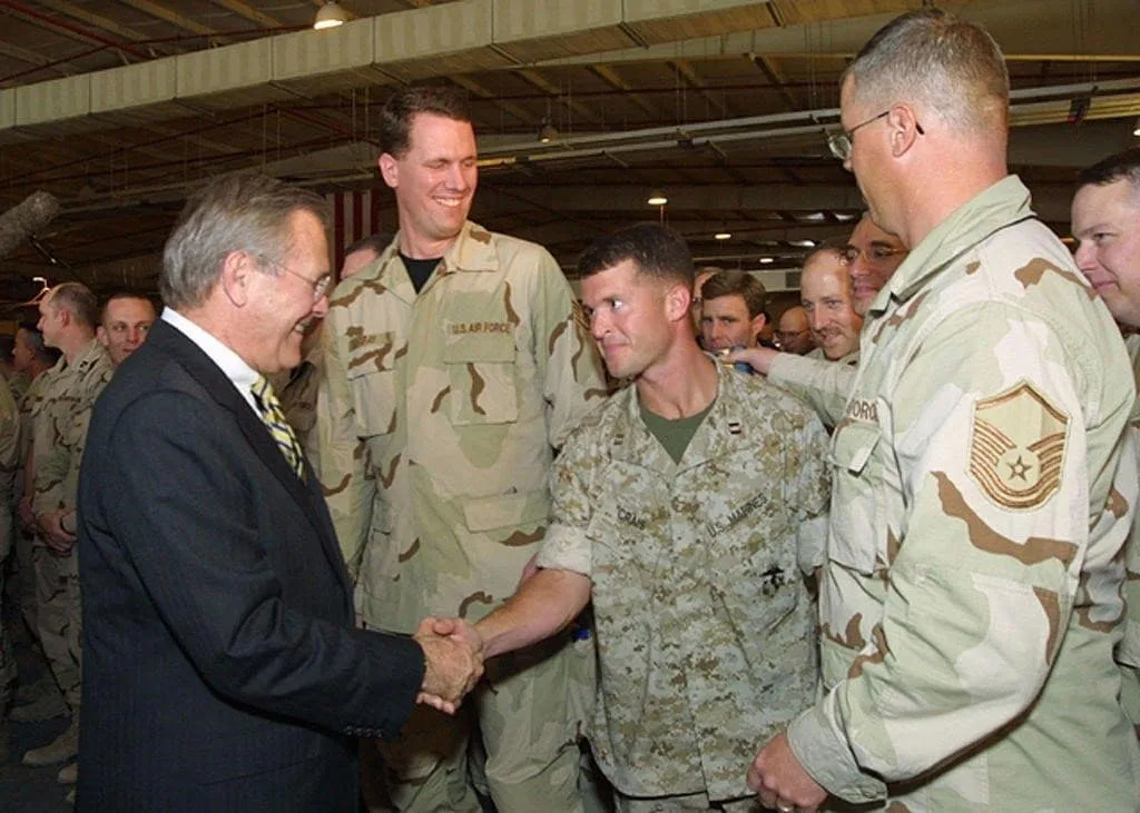 دونالد رامسفيلد في قاعدة السليلية بعد توقيع اتفاقية قاعدة العديد العسكرية