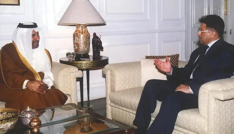 صورة حمد بن جاسم يتحدث عن صواريخ باتريوت في قطر خلال لقاء مع وزير الخارجية القطري خلال لقائه برويز مشرف