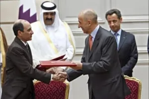 أمير قطر وساركوزي خلال توقيع اتفاقية لشراء الخطوط القطرية 80 طائرة إيرباص