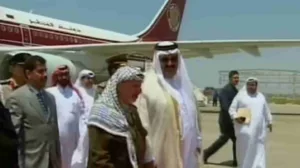 استقبله ياسر عرفات.. أمير قطر في غزة لدعم القضية الفلسطينية