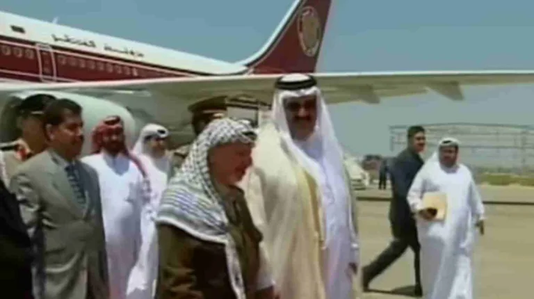استقبله ياسر عرفات.. أمير قطر في غزة لدعم القضية الفلسطينية