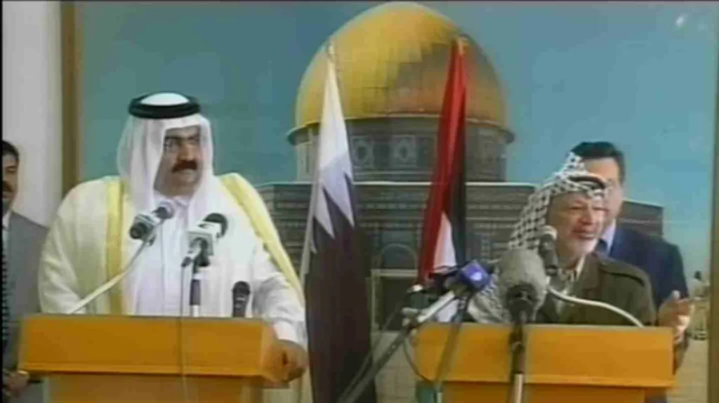 استقبله ياسر عرفات.. أمير قطر في غزة لدعم القضية الفلسطينية