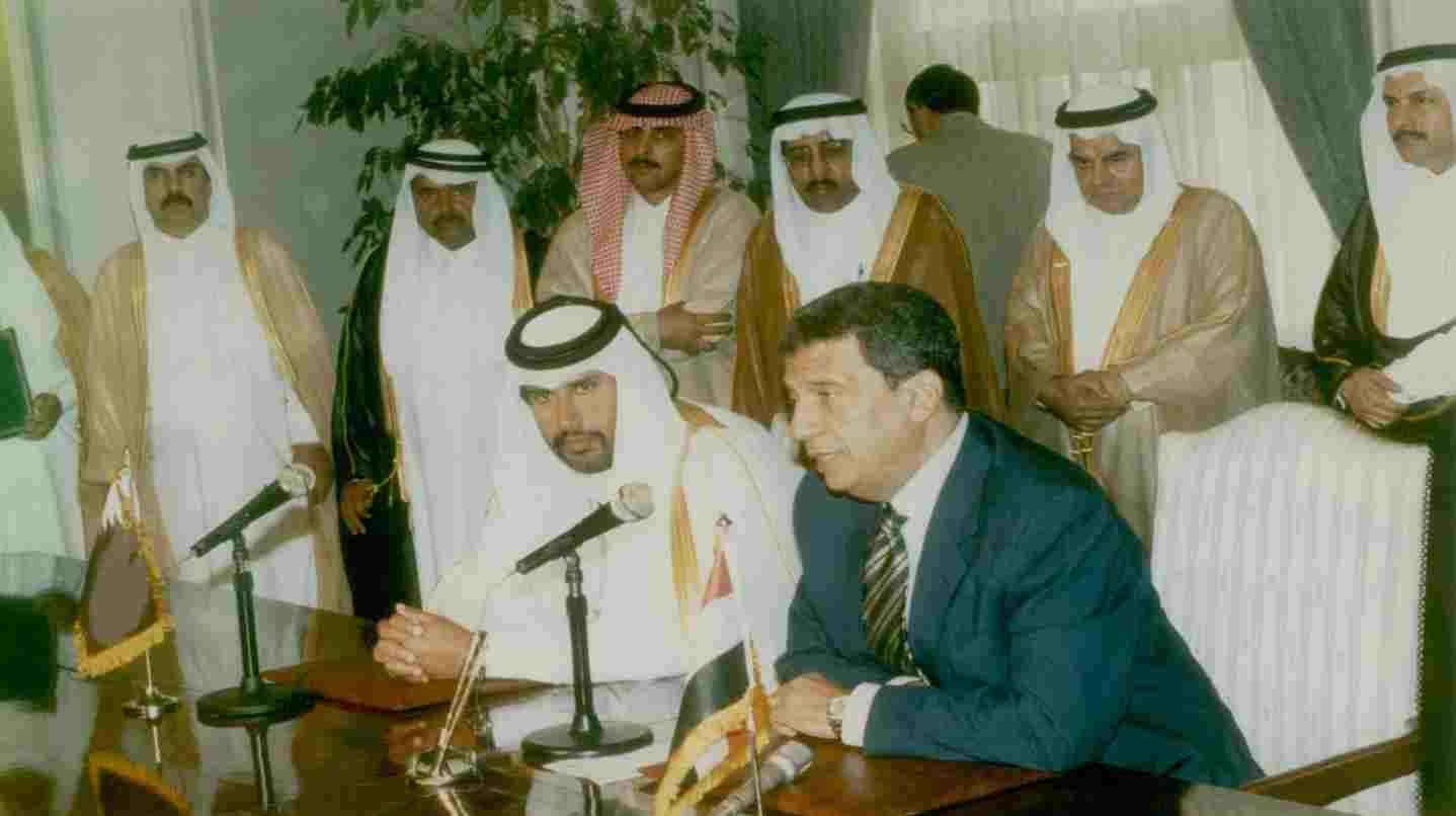 حمد بن جاسم وعمرو موسى يشيدان بمتانة العلاقات القطرية المصرية