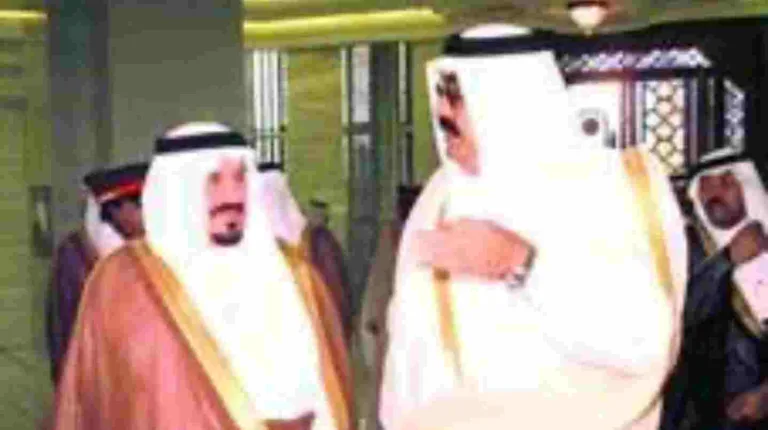 أمير قطر ووزير دفاع السعودية يبحثان علاقات الدوحة والرياض