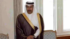 حمد بن جاسم يتقدم مودعي جثمان أول سفير للبحرين في قطر