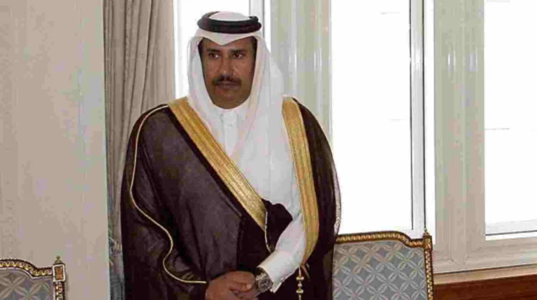 حمد بن جاسم يتقدم مودعي جثمان أول سفير للبحرين في قطر