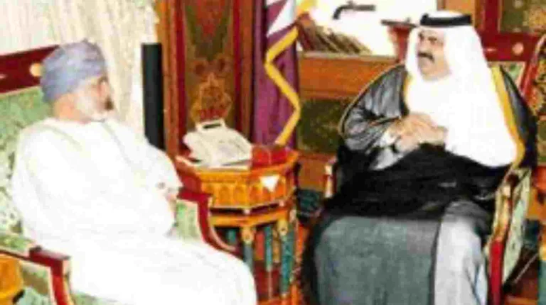 أمير قطر يبحث مع يوسف بن علوي علاقات الدوحة ومسقط
