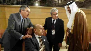 حمد بن جاسم وأحمد ماهر يبحثان تداعيات تأجيل قمة تونس