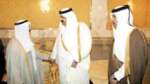 الشيخ حمد بن خليفة يمنح أمير الكويت قلادة الاستقلال القطرية