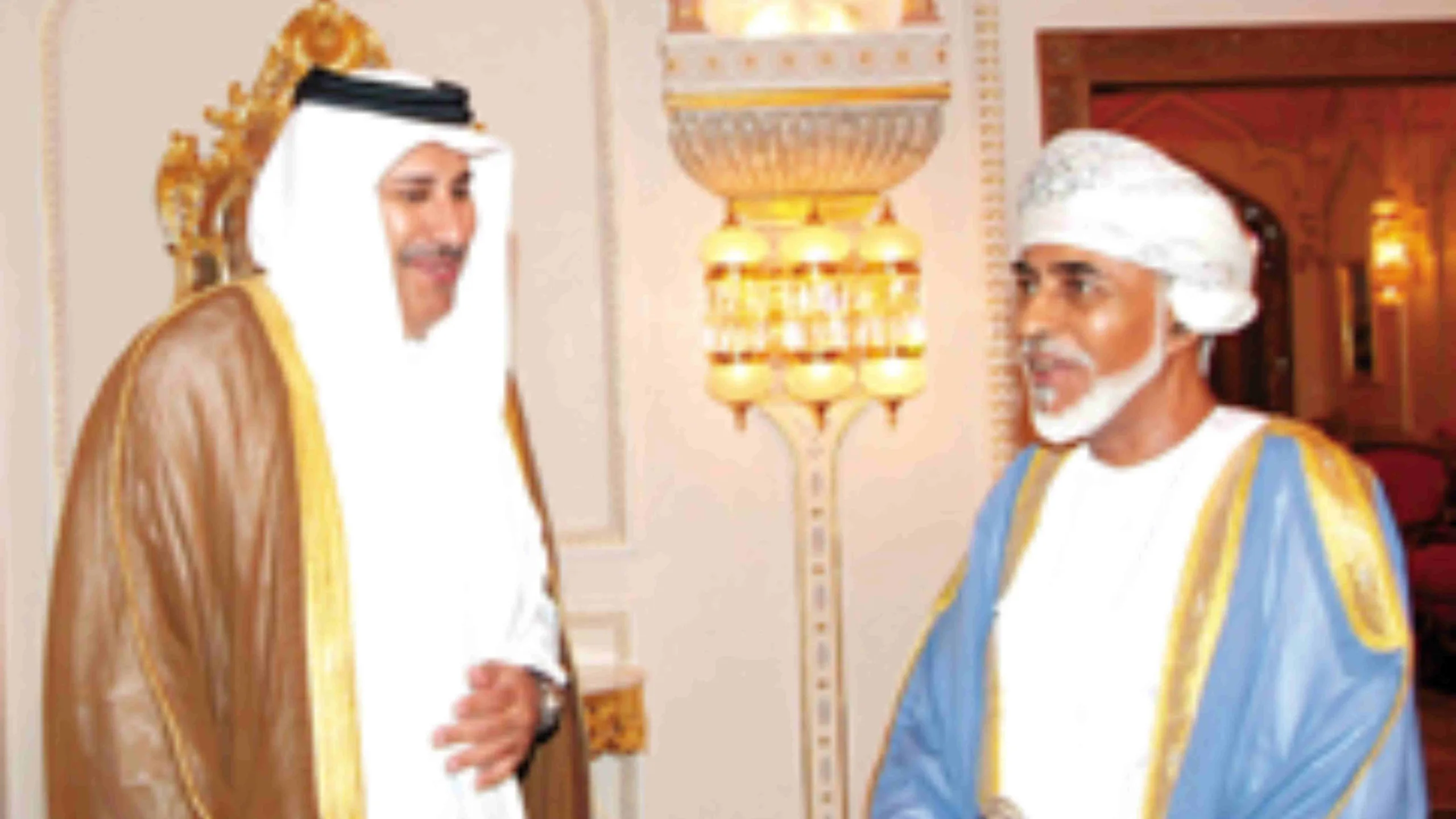 حمد بن جاسم في عمان لنقل رسالة من أمير قطر للسلطان قابوس