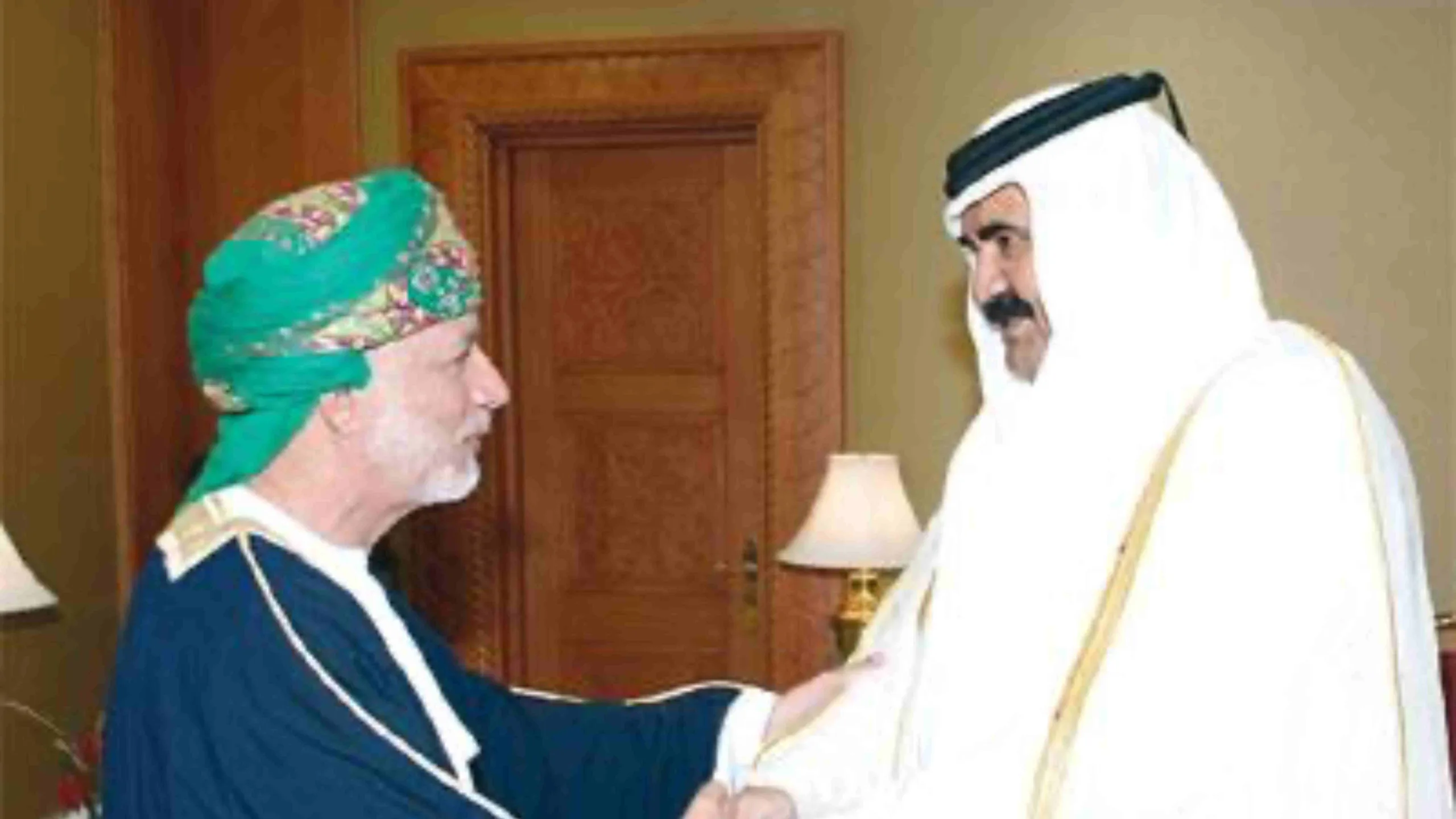 أمير قطر ووزير خارجية عمان يبحثان العلاقات الثنائية