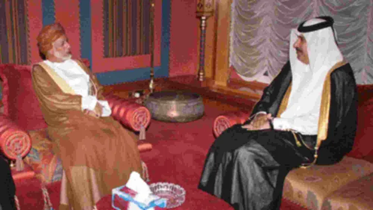 حمد بن جاسم يبحث مع يوسف بن علوي تعزيز تعاون قطر وعمان