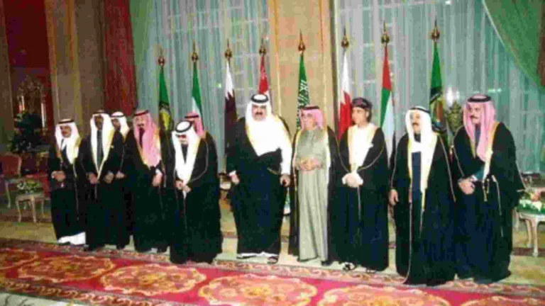 أمير قطر يشارك في أول قمة خليجية بالكويت بعد سقوط صدام حسين