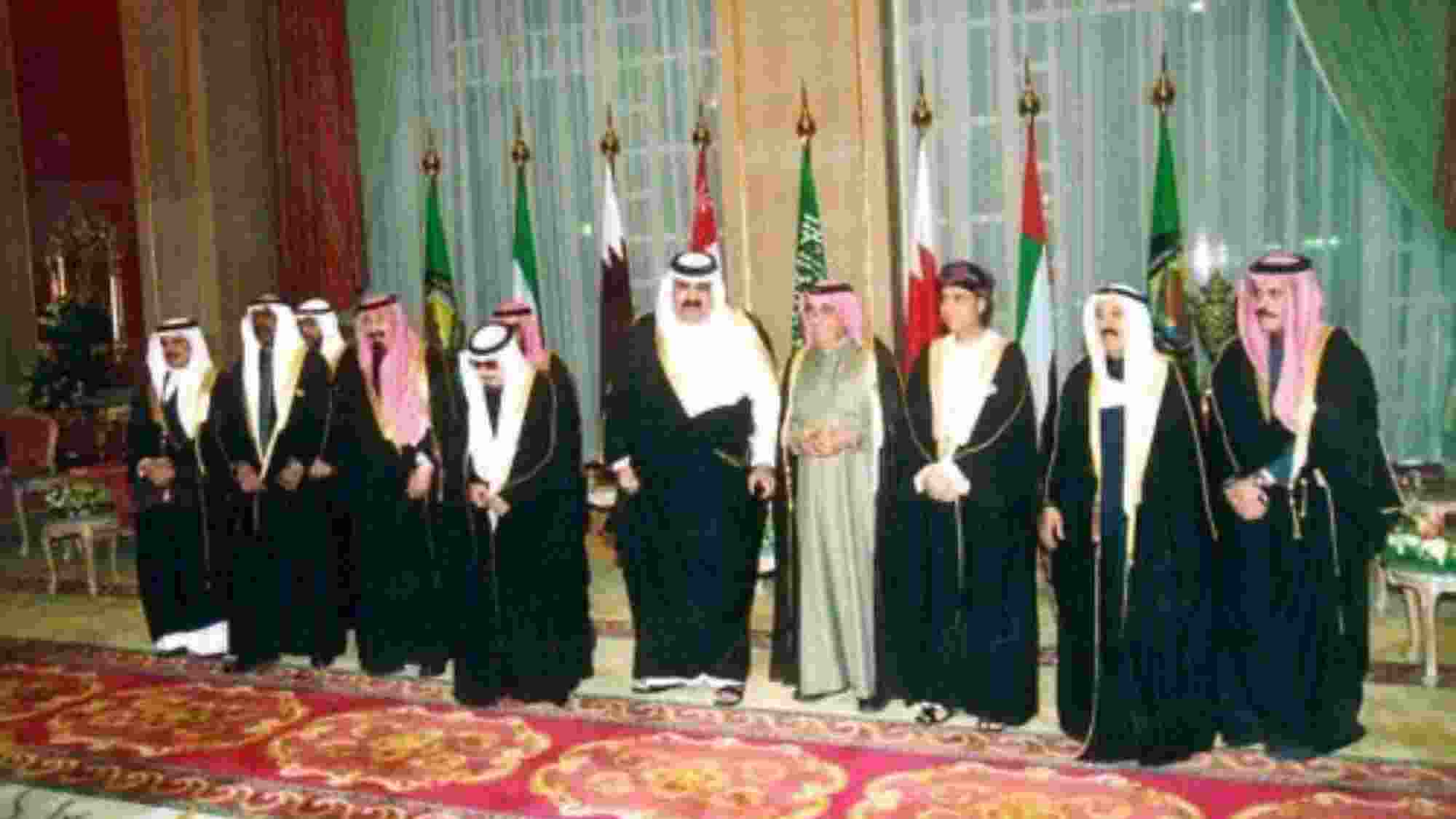 أمير قطر يشارك في أول قمة خليجية بالكويت بعد سقوط صدام حسين