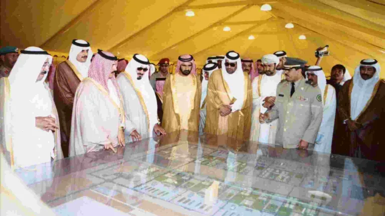 وزير الخارجية القطري يزور مقر قوات درع الجزيرة في السعودية