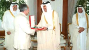 إيميل لحود يمنح حمد بن جاسم وسام الاستحقاق اللبناني