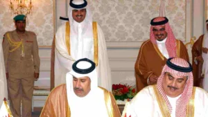 حمد بن جاسم يوقع اتفاقية لإنشاء جسر بين قطر والبحرين