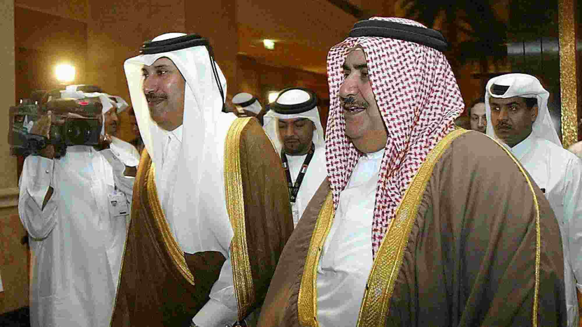 حمد بن جاسم والشيخ خالد بن أحمد يبحثان سبل دعم تعاون قطر والبحرين