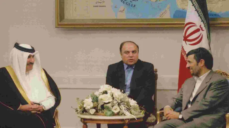 حمد بن جاسم يدعو من طهران إلى حل أزمة النووي الإيراني سلميا