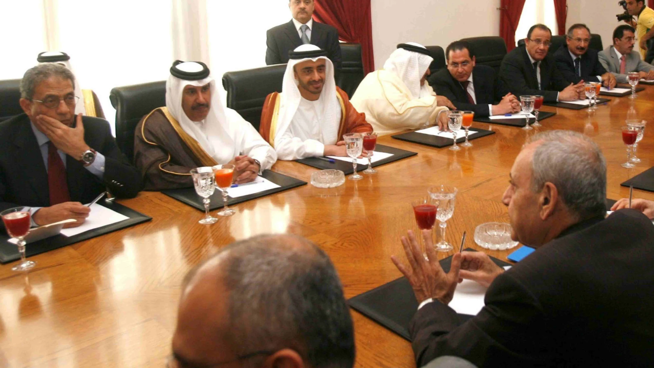 حمد بن جاسم يعرض استضافة حوار لبناني بالدوحة