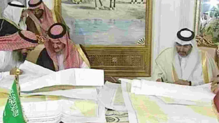 حمد بن جاسم يوقع اتفاقية ترسيم حدود قطر والسعودية