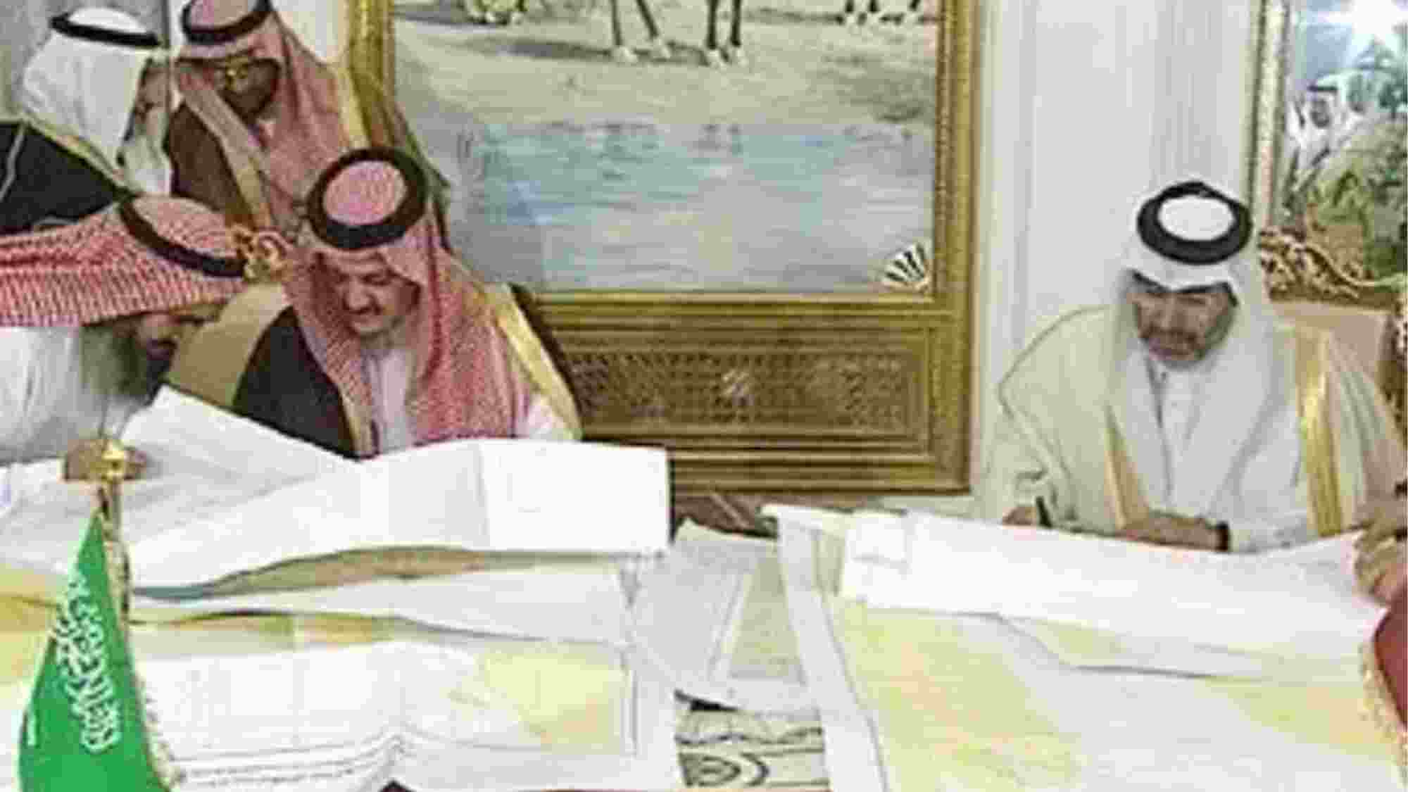حمد بن جاسم يوقع اتفاقية ترسيم حدود قطر والسعودية