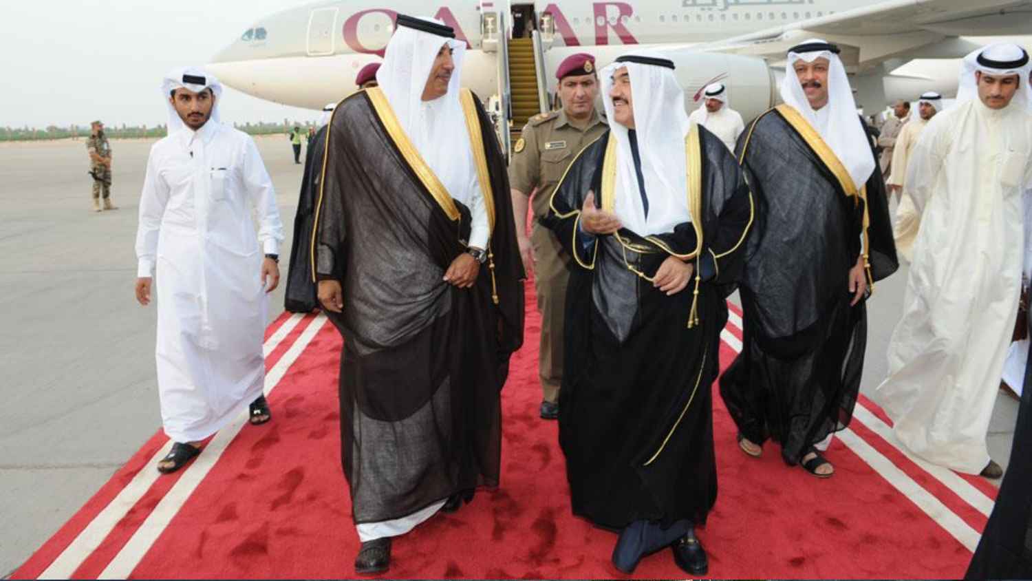 حمد بن جاسم يتلقى رسالة من ناصر المحمد بشأن روابط قطر والكويت