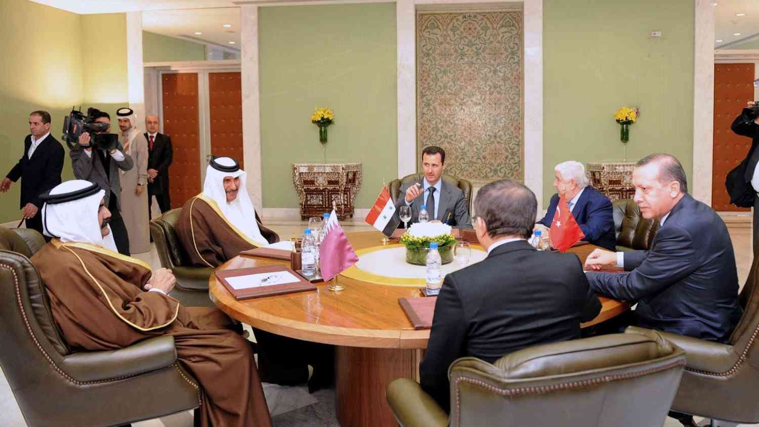 إيفاد حمد بن جاسم وداود أوغلو لبحث حل الأزمة اللبنانية