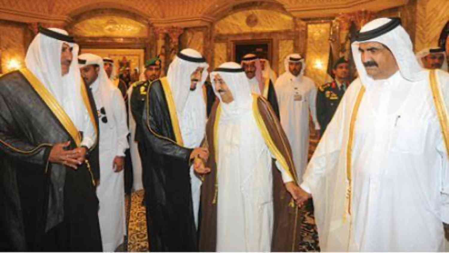 بحضور حمد بن جاسم.. أمير قطر يشارك في قمة خليجية بشأن ليبيا