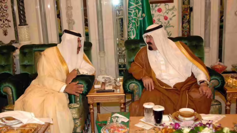 حمد بن جاسم والملك عبد الله يبحثان تعميق علاقات قطر والسعودية