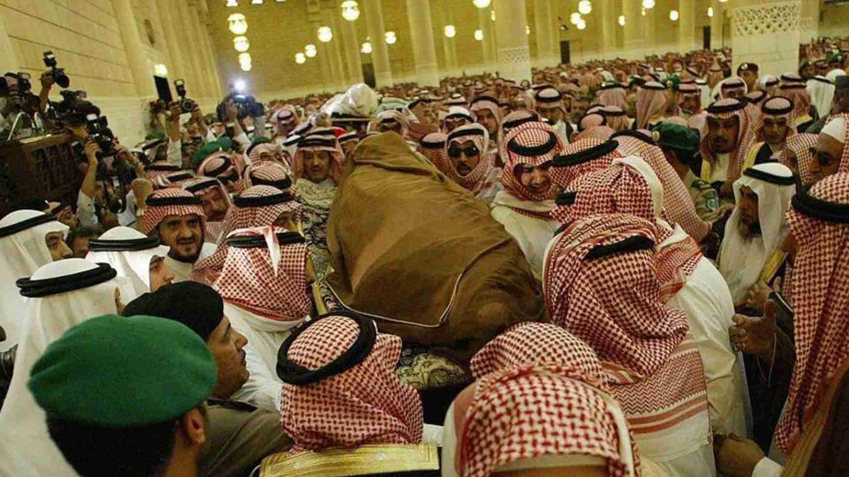 أمير قطر يشارك في تشييع جثمان الملك فهد بن عبد العزيز