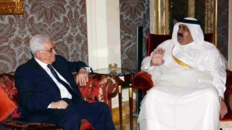 أمير قطر يبحث مع محمود عباس المرشح لخلافة عرفات