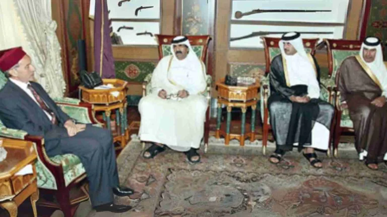 أمير قطر يبحث مع رئيس المجلس الانتقالي الليبي تطورات الأوضاع