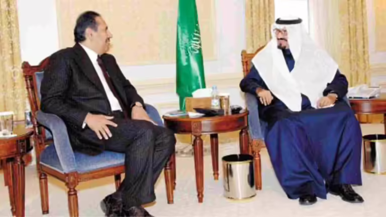 حمد بن جاسم والأمير سلطان يبحثان تدعيم علاقات قطر والسعودية