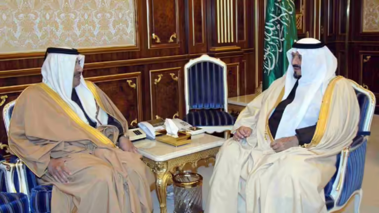 حمد بن جاسم يبحث مع الأمير سلطان تطوير علاقات قطر والسعودية