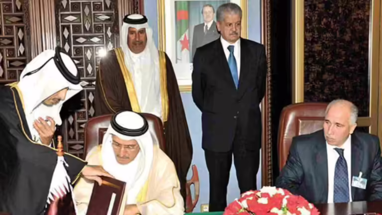 حمد بن جاسم يشهد توقيع عدد من الاتفاقيات بين قطر والجزائر