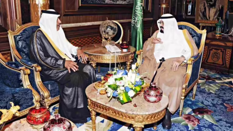 حمد بن جاسم وخادم الحرمين يبحثان تطورات أوضاع العالم الإسلامي