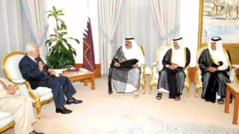 أمير قطر يبحث مع عباس تطورات أوضاع الساحة الفلسطينية