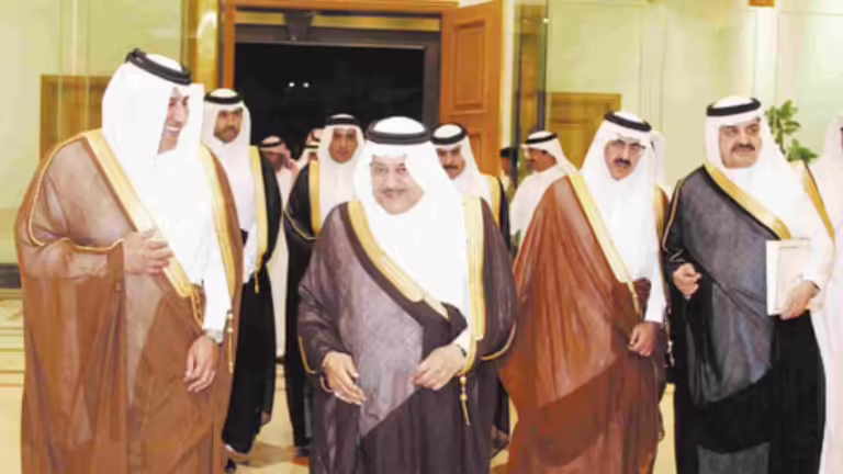 حمد بن جاسم والأمير نايف يبحثان تنمية علاقات الدوحة والرياض